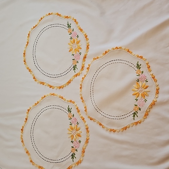 Hand Crafted Needlepoint Doily Circular Set-5 Botanical yellow floral farmhouse - Picture 3 of 17